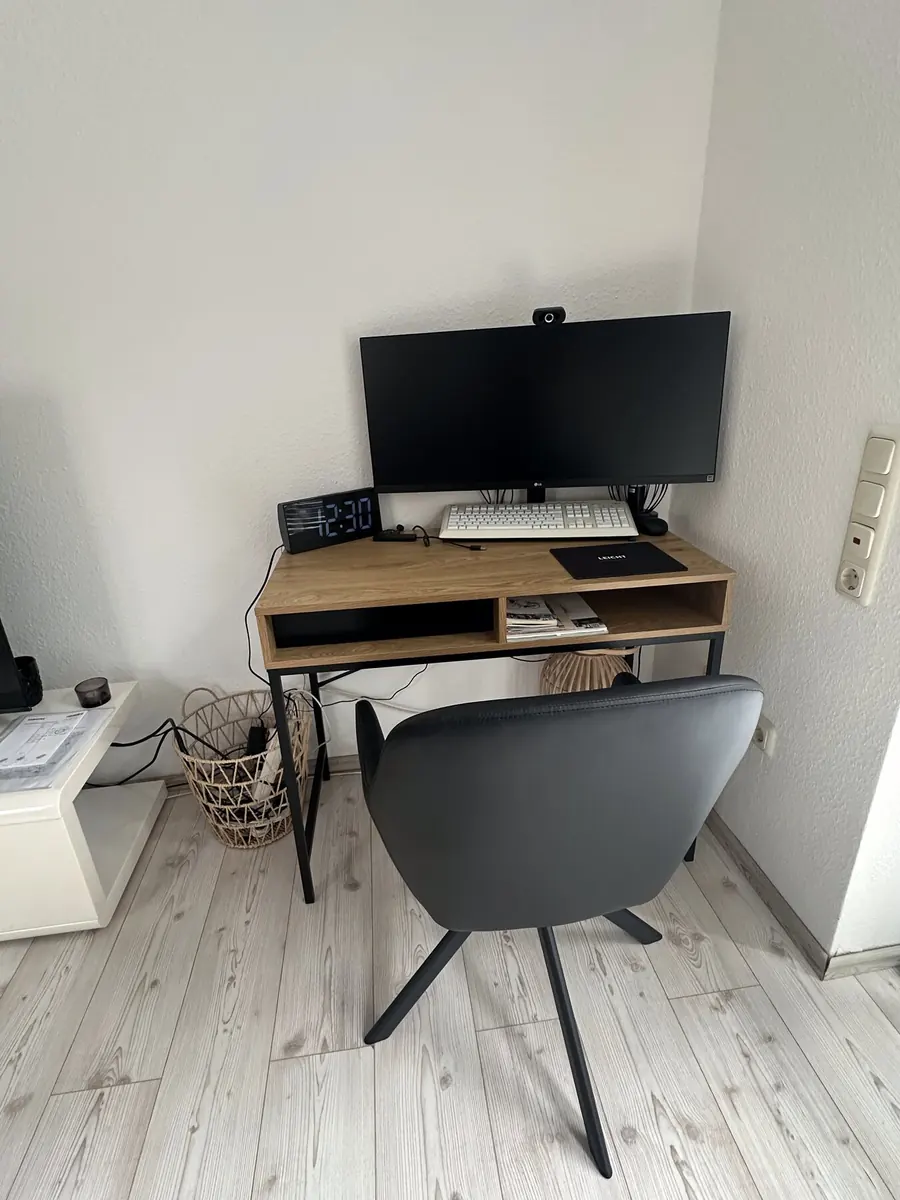 Schreibtisch mit 24-Zoll-Monitor, Webcam und gepolstertem Drehstuhl