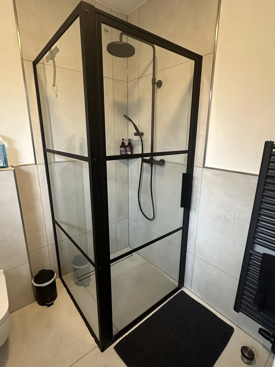 Neues Bad mit ebenerdiger Dusche und Fenster
