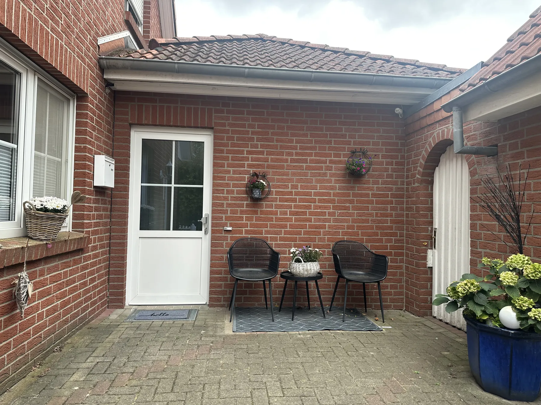 Eigener Eingang der Ferienwohnung mit Sitzplatz vor der Tür