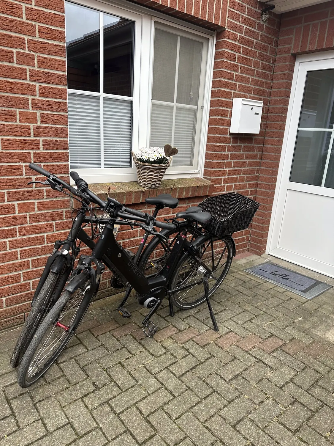 Zwei Fahrräder stehen direkt vor der Wohnungstür im Innenhof
