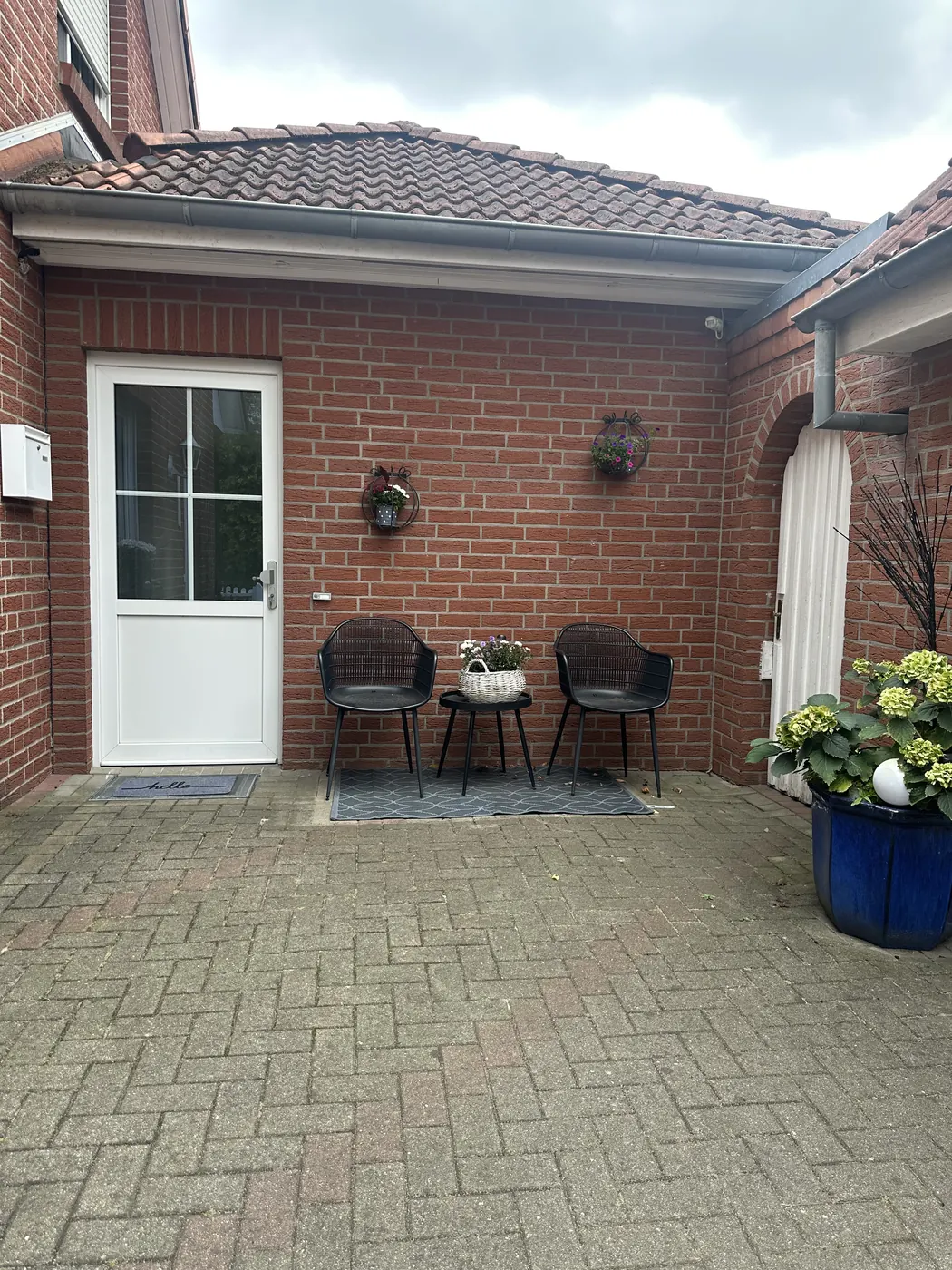Sitzplatz mit Tisch und zwei Stühlen vor dem eigenen Eingang